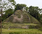 Die Hauptpyramide N10-9 von Lamanai