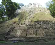 Die grösste Pyramide Lamanais mit 33m Höhe ist N10-43. Sie trägt oben eine Hauptcella, flankiert von 2 kleineren Tempeln.