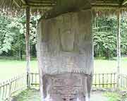 Stele I, (804 AD)  zeigt den 16. Fürsten Jade Sky (Jadehimmel). Seine Namensglyphen  können auch als Chakal U Ka'an (Roter Mond-Himmel) gelesen werden. 