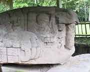 Zoomorph G, die grosse Steinkröte, aufgestellt am 4 November 785 AD (9.17.15.0.0   4 Ahau 3 Muan) durch den 15. Fürsten Sky Xul, dem Sohn des bedeutensten Fürsten Quirguas Cauac Sky.