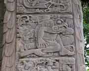 Stele D in Quirigua, Westseite, 4. Bildfeld von oben. Die Stele wurde ebenfalls von Cauac Sky im Jahre 766 AD aufgestellt. Auf Stele D berichtet der Fürst in langen Texten von seiner Inthronisation im Jahr 724 und dem 40-Tun-Jubiläum seines Machtbeginns.