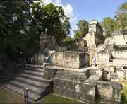 Wohngebäude bzw. Paläste der zentralen Akropolis von Tikal
