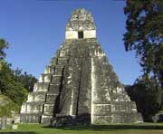Das Wahrzeichen von Tikal, der fast 50m hohe Tempel des grossen Jaguar (Tempel I)