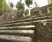 Breite Treppenterassen führen zu den Palästen und Tempeln