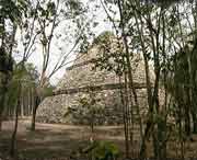 Bisher unbekannte Tempelpyramide von Coba  in seiner Seitenansicht . Der Bau hat einen ovalen Grundriss, ähnlich der Magierpyramide in Uxmal. 