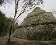 Bisher unbekannte Tempelpyramide von Coba  in seiner Seitenansicht . Der Bau hat einen ovalen Grundriss,.