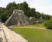 Der Tempel der Inschriften in Palenque, 692 n. Chr. In Innern liegt die Krypta von König Pakal mit seiner berühmten  Grabplatte.