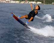 Wassersport in Sivota: Max und seine Wakeboardsprünge