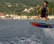 Wassersport in Sivota: Max und seine Wakeboardsprünge